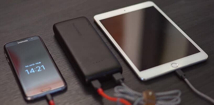 powerbank charging smartphone and ipad